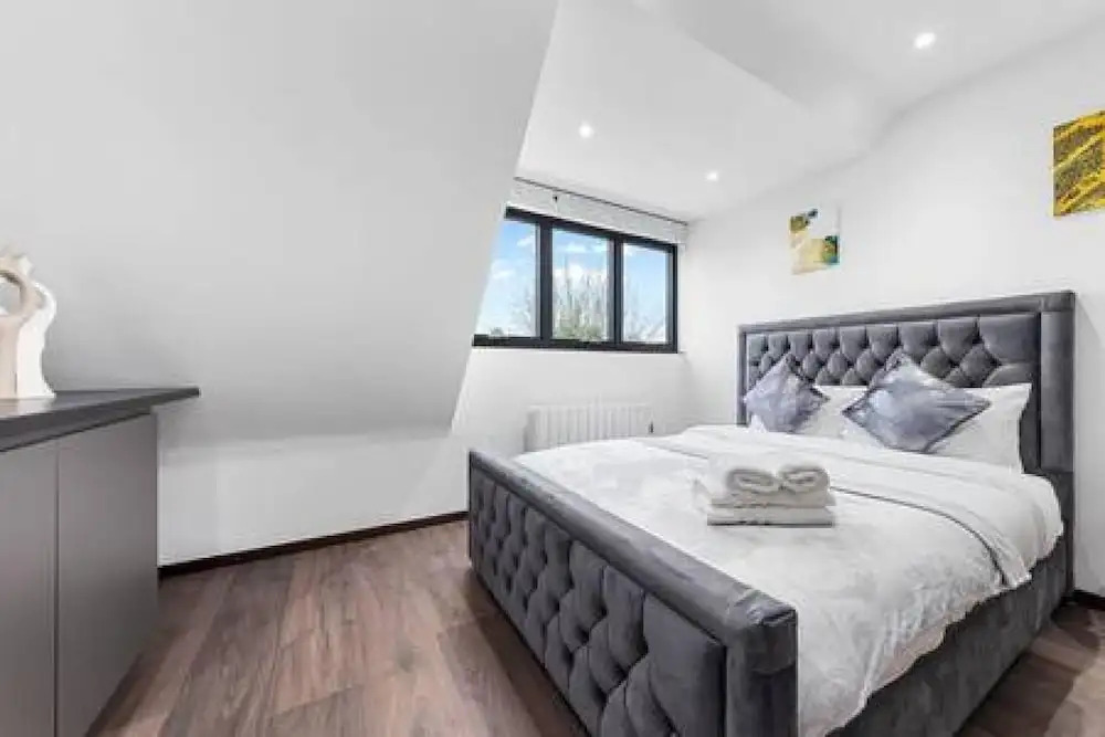 Modern Spacious Suite Sleeps 4 in Central London