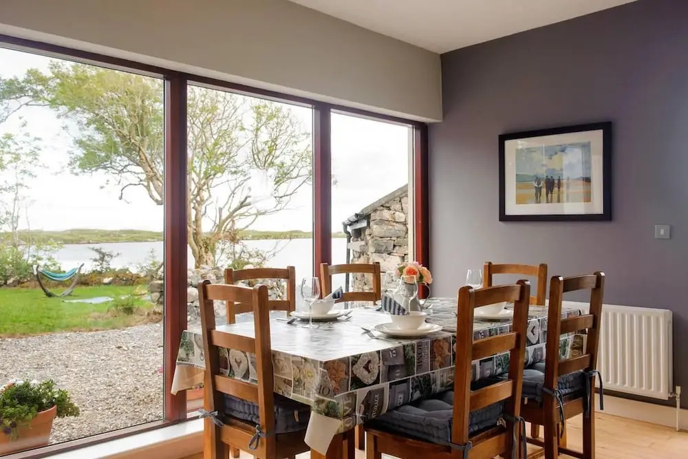 Leap Year Cottage by Lake Beaghcauneen in Clifden