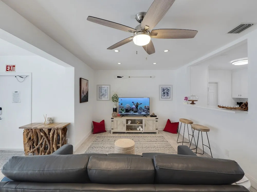 Seas The Day 8: Designer Beach W/ Pool! 3 Bedroom Condo
