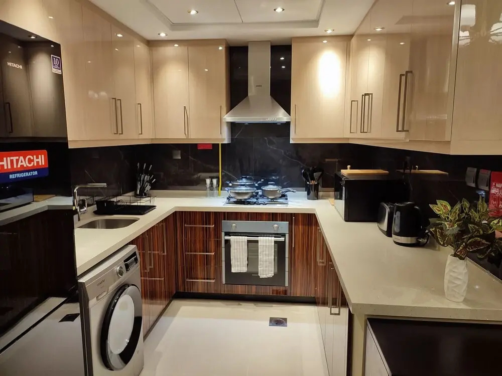 SuperHost - Downtown Apartment With Charming Park Views