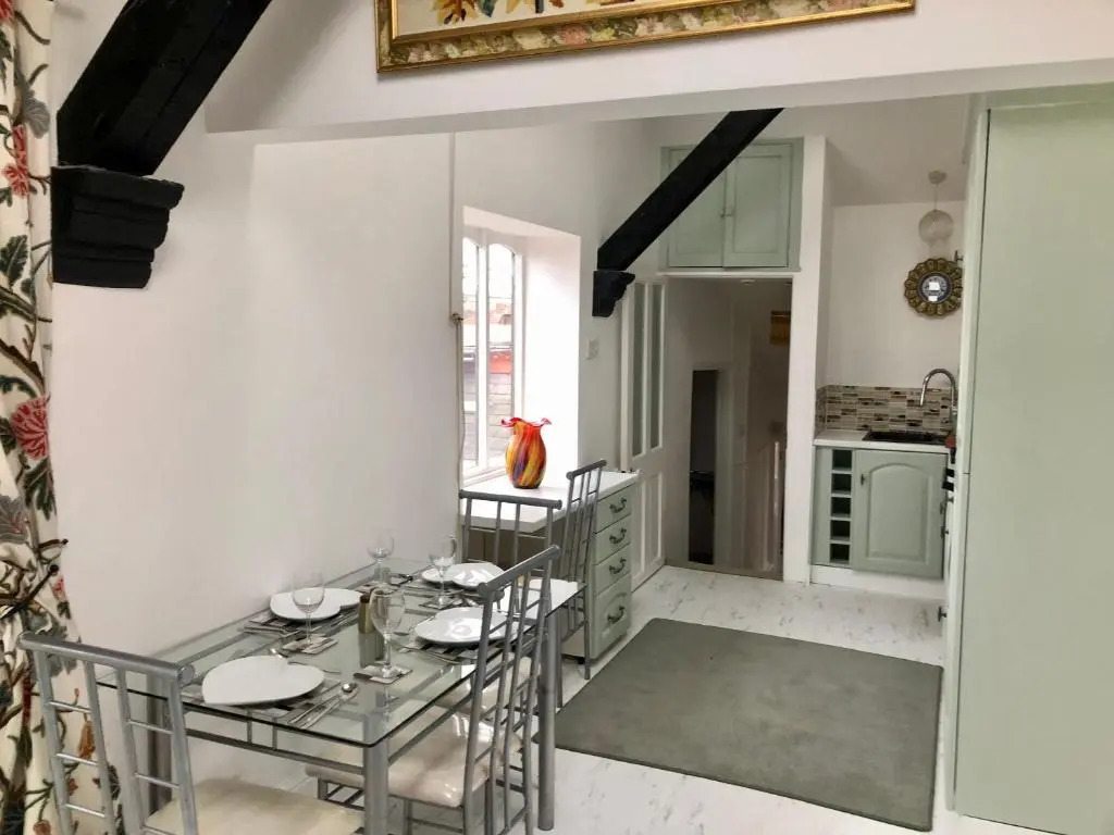 Charming 2-bed Apartment in Waterloo, Liverpool
