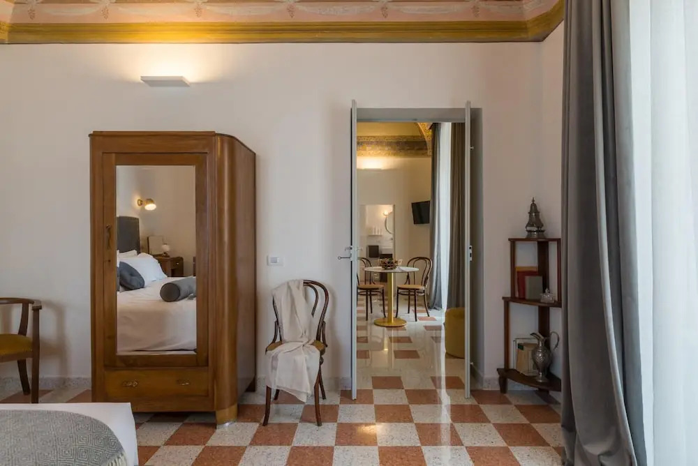 1940 Luxury Accommodations - Rubino Boutique Apartment