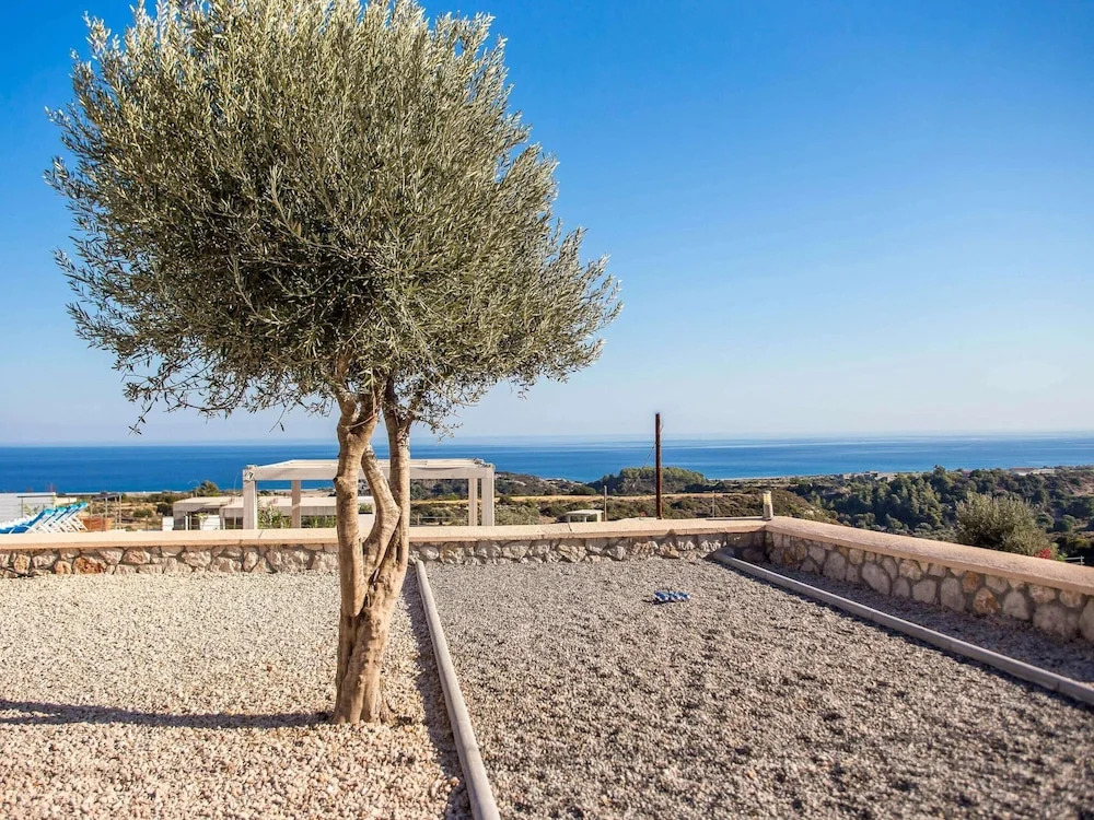 Villa in Rhodes with Infinity Pool & BBQ