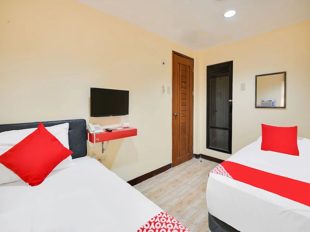 OYO 912 Fb Suites