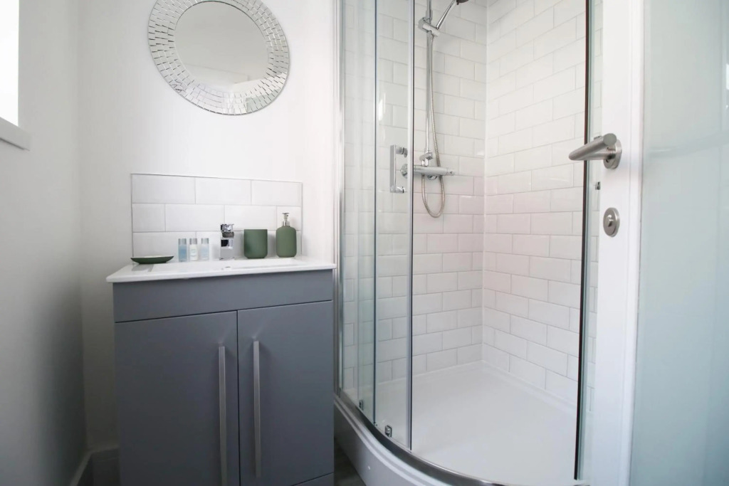 Affinity Serviced Apartments, 5 mins drive to City Centre, Free Parking, WiFi - by Stay South Wales