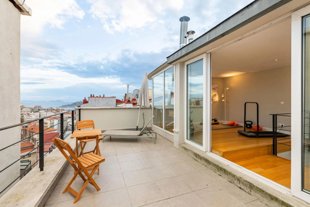 MISSAFIR Exceptional Flat w/Bosphorus View and Rec Room 3-Min Walk to Istiklal Street in Beyoglu