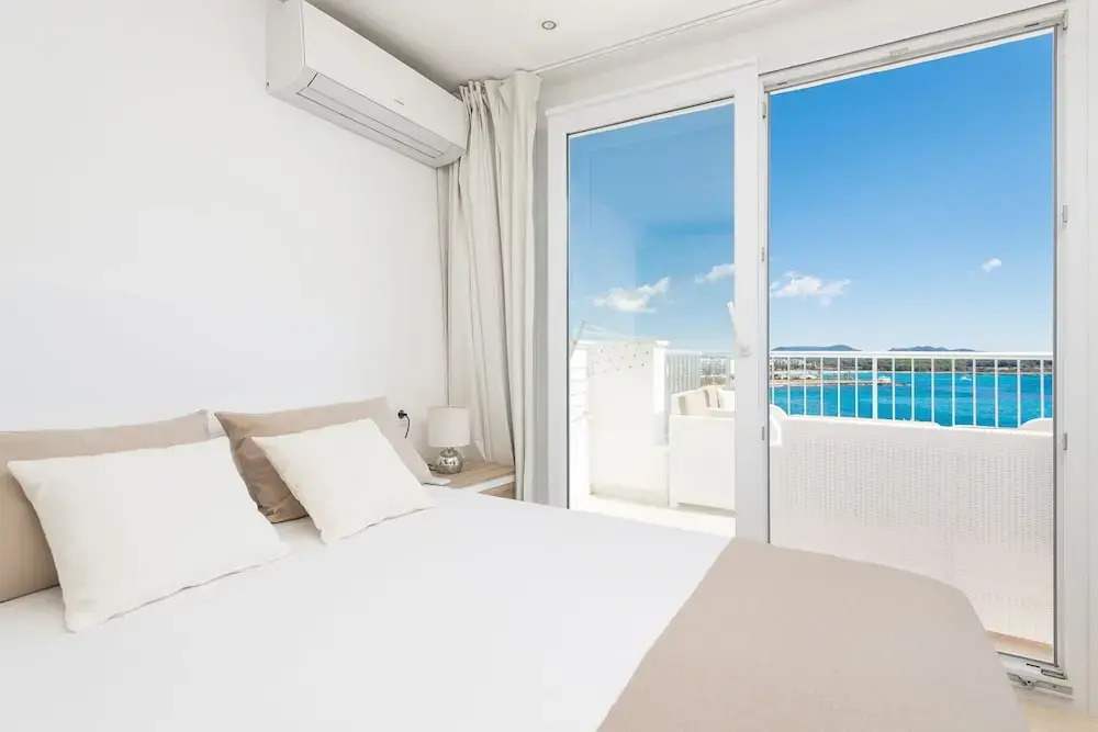 Luisamar Sea View in S Illot-cala Morlanda
