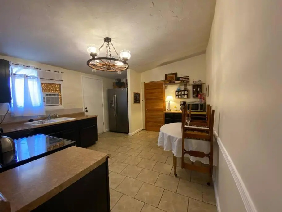 Pet Friendly Neighborhood home near Ft. Sill wagon wheel