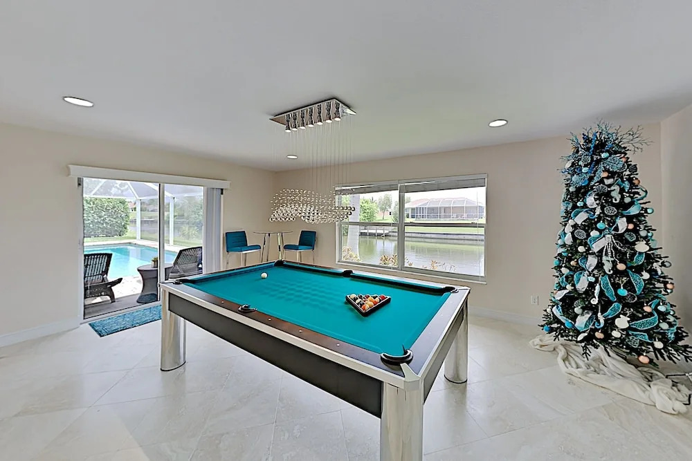 Tropical W/ Screened Lanai, Saltwater Pool 4 Bedroom Home