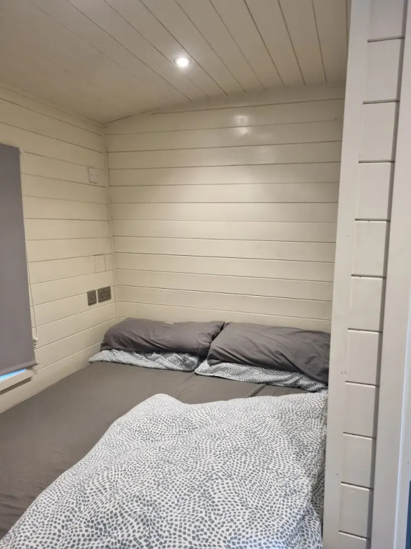 Glamping Hut - Sleeps 2 hot tub & parking