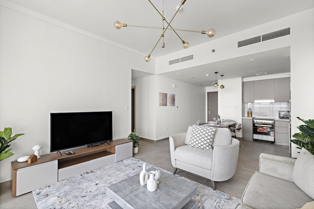 WelHome - Stylish Condo With Cityscape View in Creek Harbour