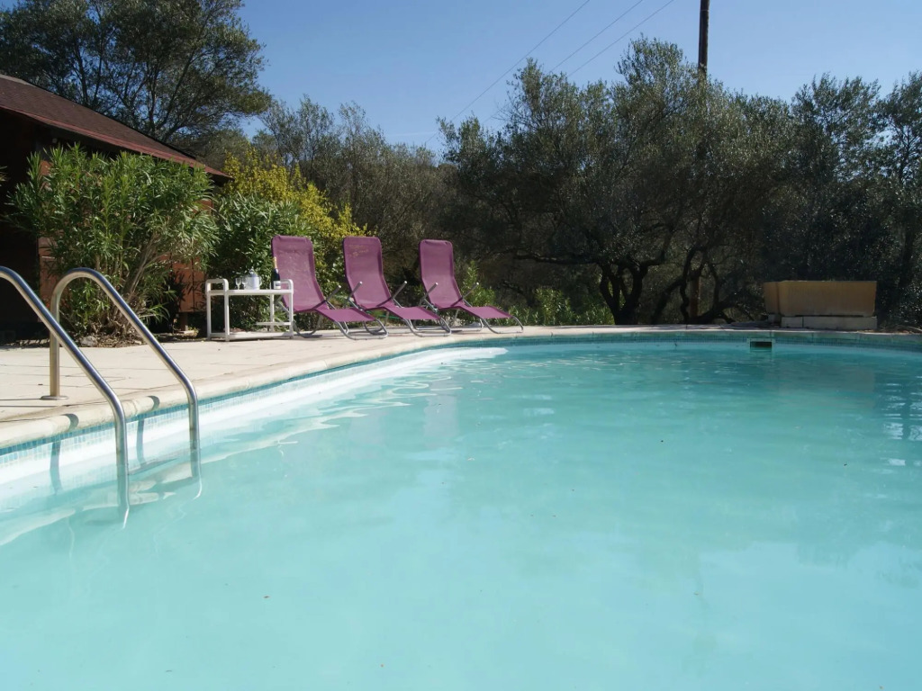 Villa in Provence with Pool and Vineyard Views