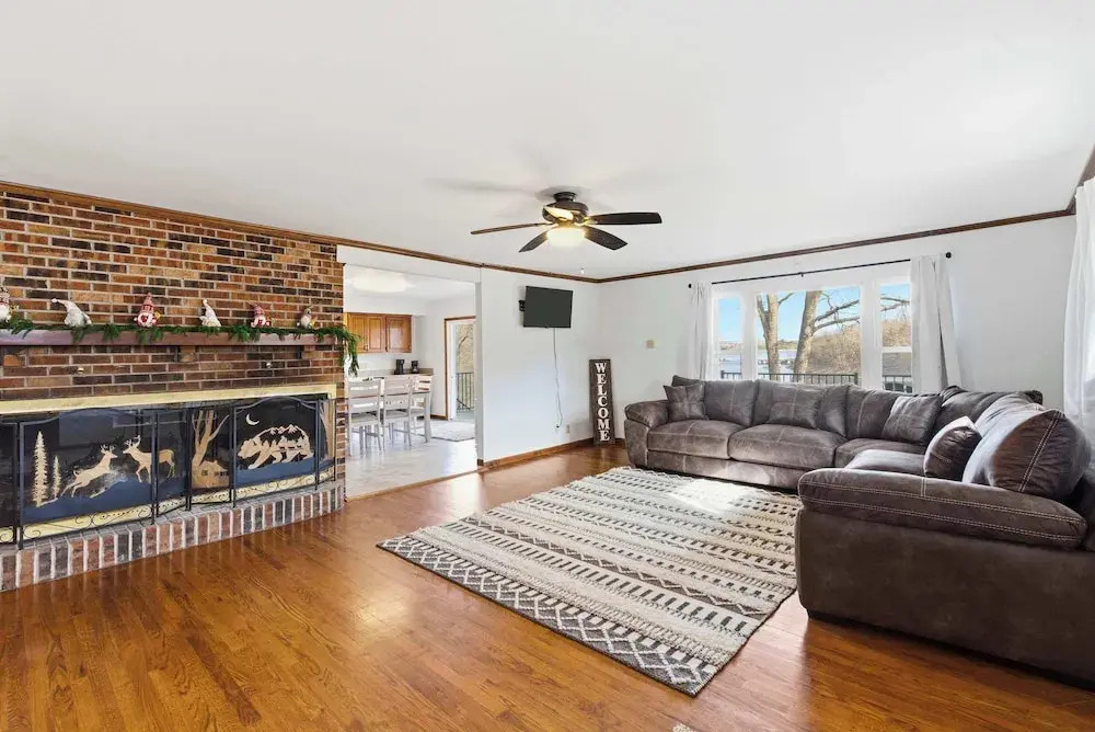 Lakeside Brick Retreat For 8