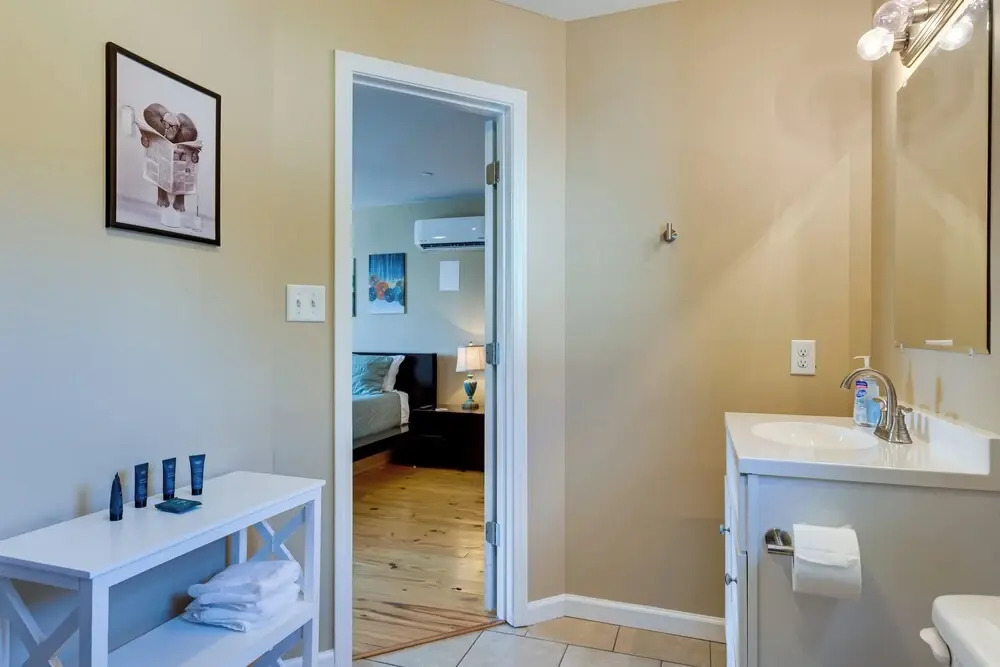 Game Room w/ Pool Table! Downtown Mobile Condo
