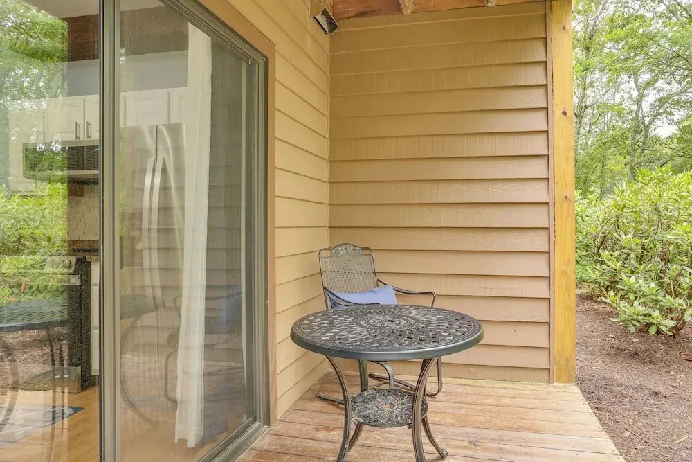 Wintergreen Condo w/ Pool: Near Hike & Market!