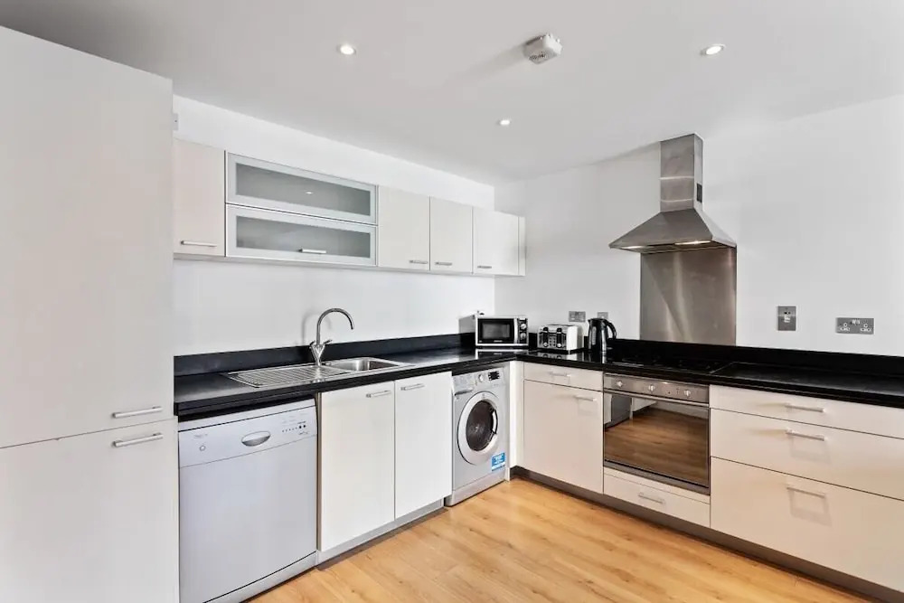2 Bed W/private Balcony 10 min to Canary Wharf Stn