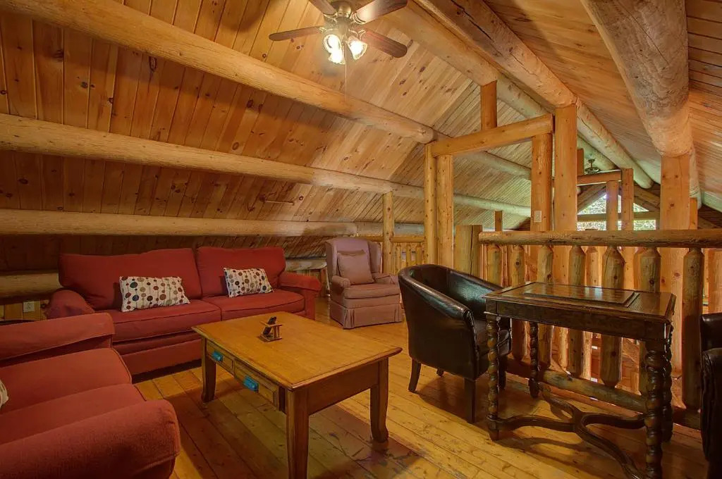 Rustic 4/2 Log Cabin with Lovely Views! Sleeps 8!
