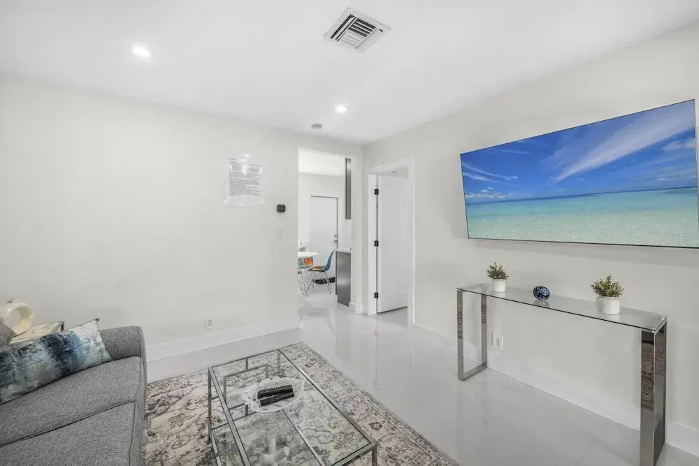 Uhost AI 1BR With Marble Accents Patio