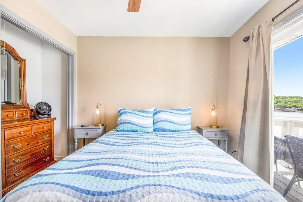 Private Lakefront Pool, Amazing Dock Sleeps 26
