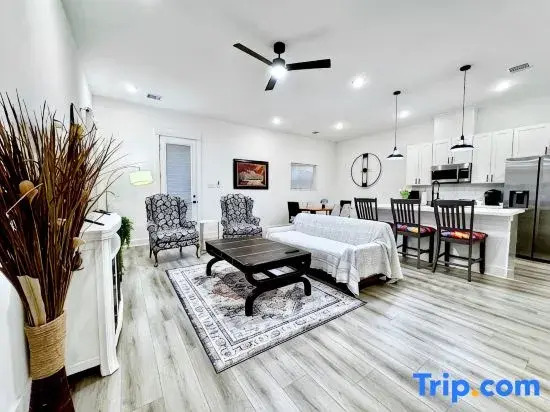 Quiet stylish home close to downtown and airport