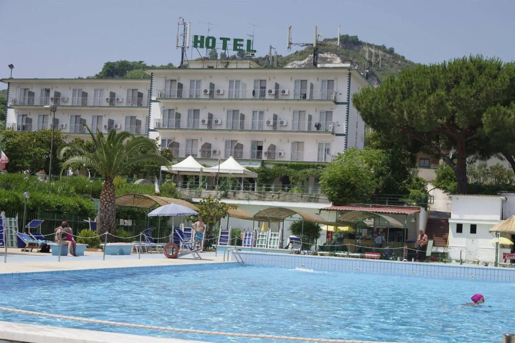 Tennis Hotel