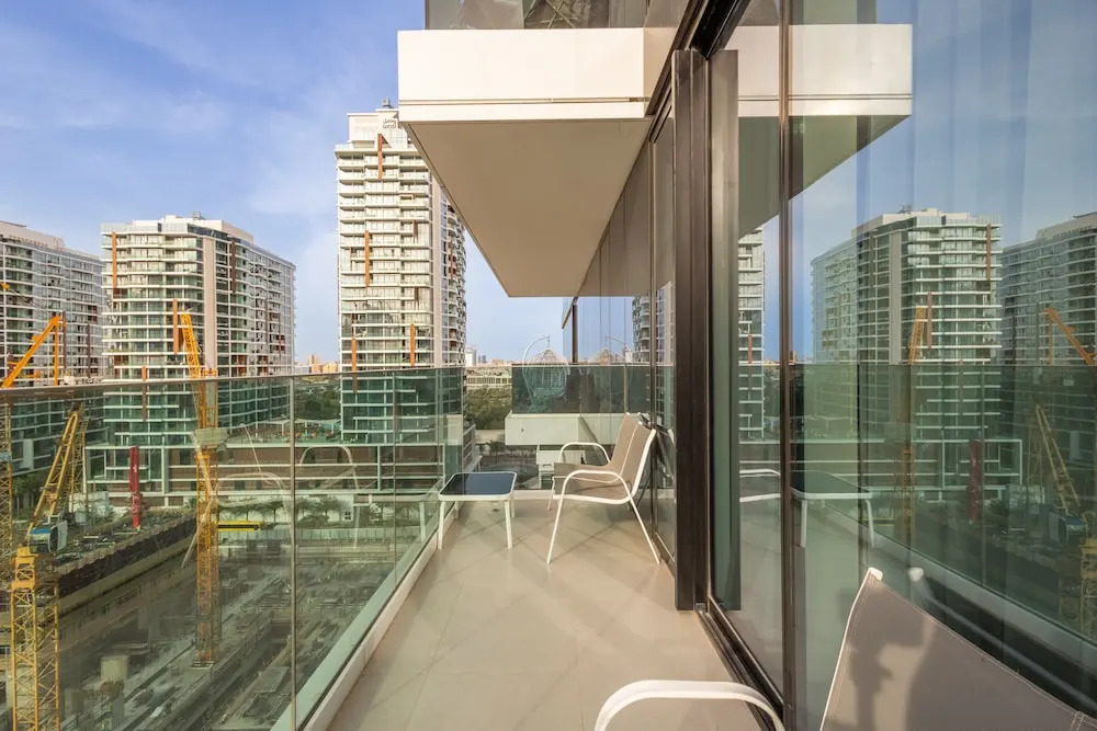 SuperHost - Chic Modern 1BR Apt Retreat with City View