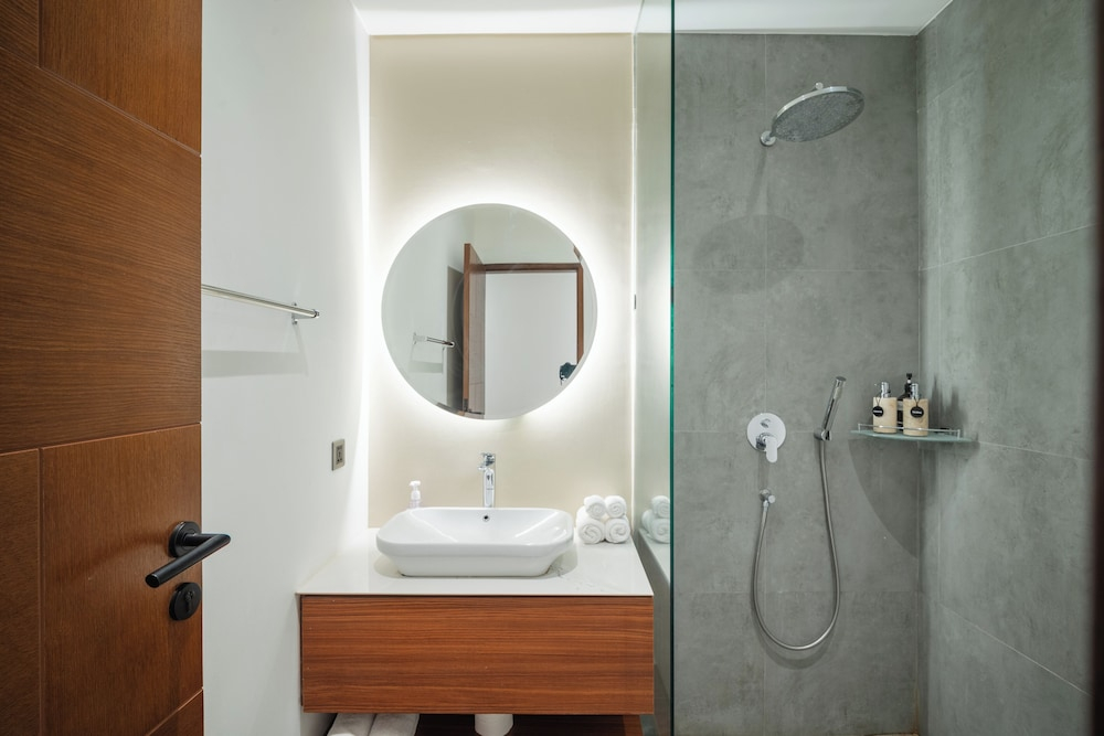 Designer 5br Villa, 400m to Café Del Mar