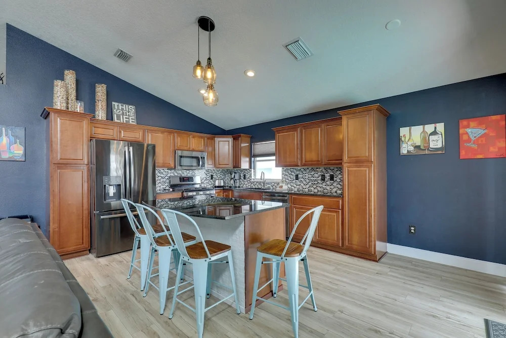 Bright Getaway w/ Ski Lake, 11 Miles to Dtwn Tampa