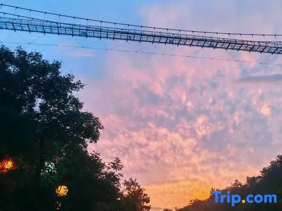 Yiru Homestay (Zhouzuling Yaowangdong Wellness Town Scenic Area)