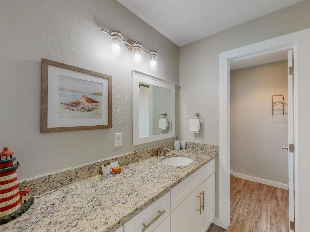 AH-C209 Newly Remodeled, 2nd Floor Condo, Right next to the Marina & Ferry