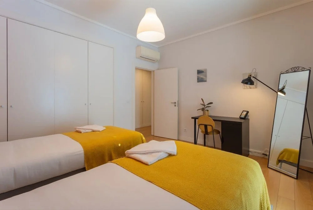 Spacious Lisbon Haven w Lift Garage