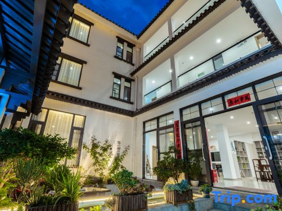 Dali Ancient City Baizu Characteristic Small Courtyard Jinshang Yunsu Inn
