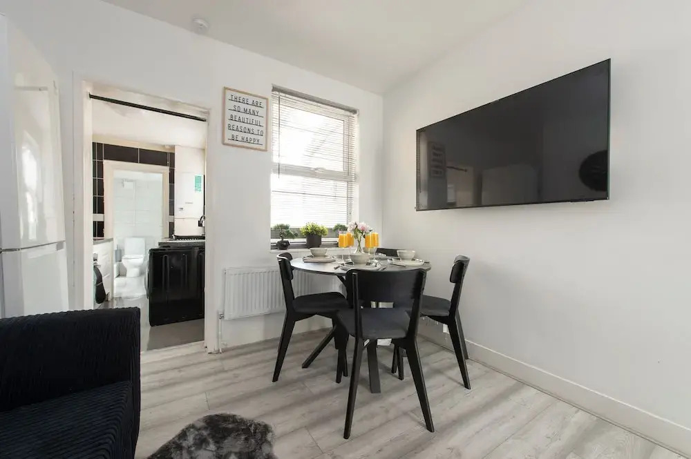 Stylish 4BR Home WiFi FreeParking