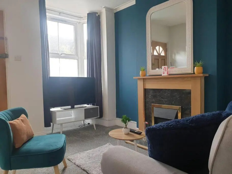 Cosy 2 Bedroom City House with 2 Bathrooms