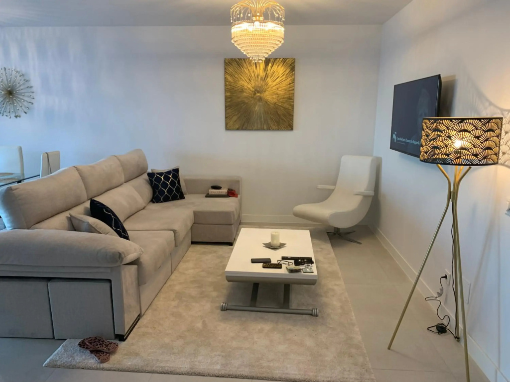 BRAND NEW STUNNING 3 BED RAISED GROUND FLOOR APARTMENT WITH SEA & POOL & MOUNTAIN VIEW INDOOR & OUTDOOR SWIMMING POOLS & GYM WALKING DISTANCE TO BEACH PORT Casa Casu Estepona
