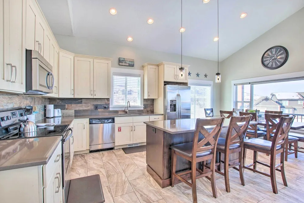 Garden City Gem: Private Hot Tub & Game Room