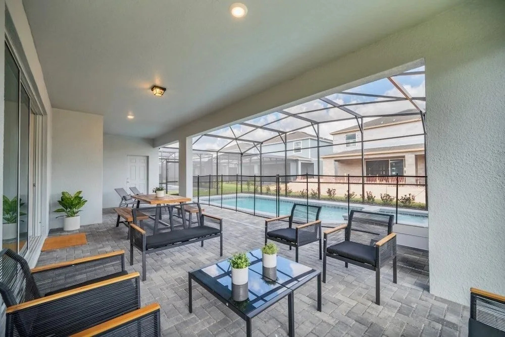 2089elcir 8 Bedroom Villa by RedAwning