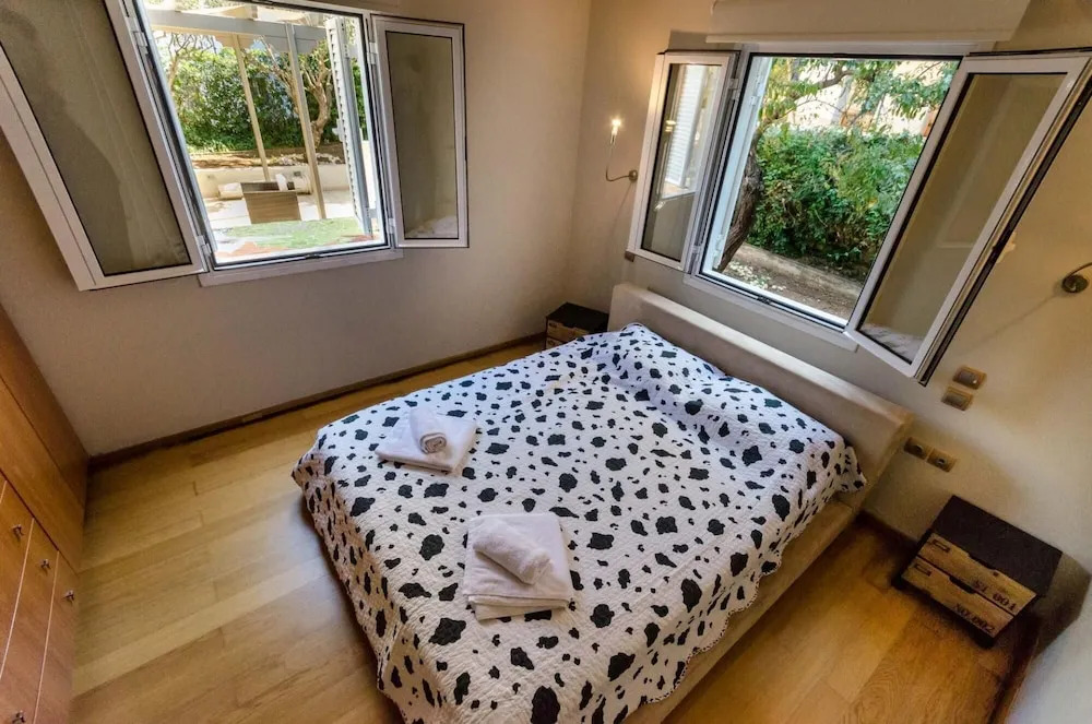 Aquarius - Glyfada Detached House