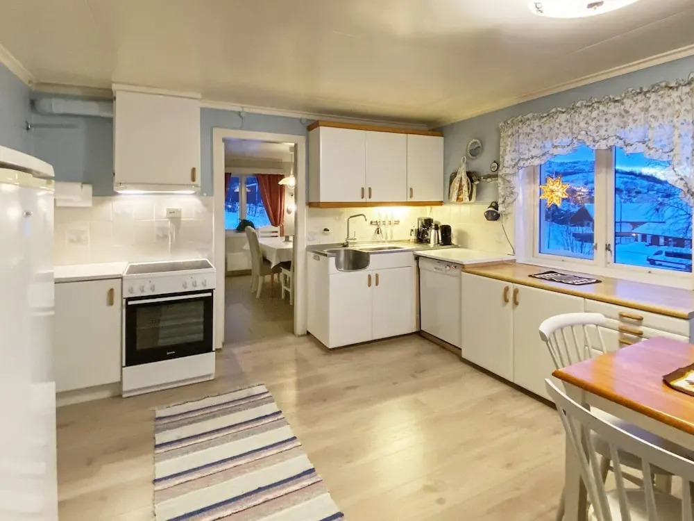 8 person holiday home in STONGLANDSEIDET