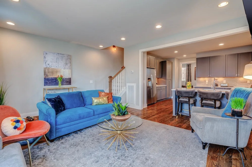 Skyline View - High-End Home, 2 Vibrant Districts by RedAwning