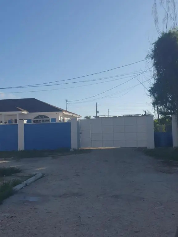 Whispers Lovely 2-Bedroom Unit with Pool