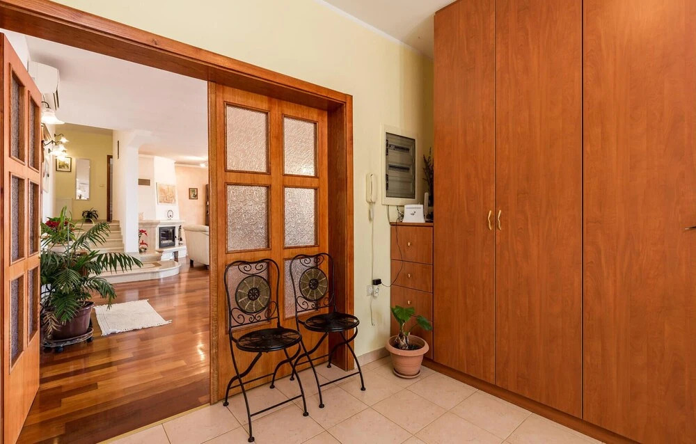 Awesome Home In Opric