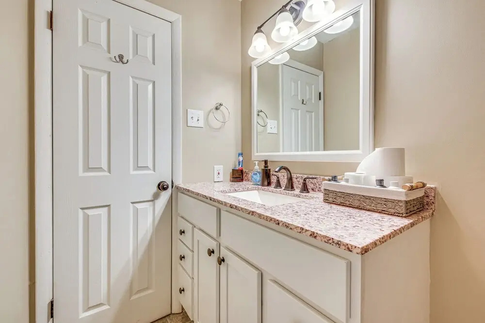 Welcoming Townhome: 1/2 Mi to Downtown Smyrna