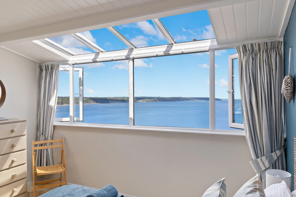 Cystanog Fach - Spectacular Sea Views, Balcony and Terrace, Parking