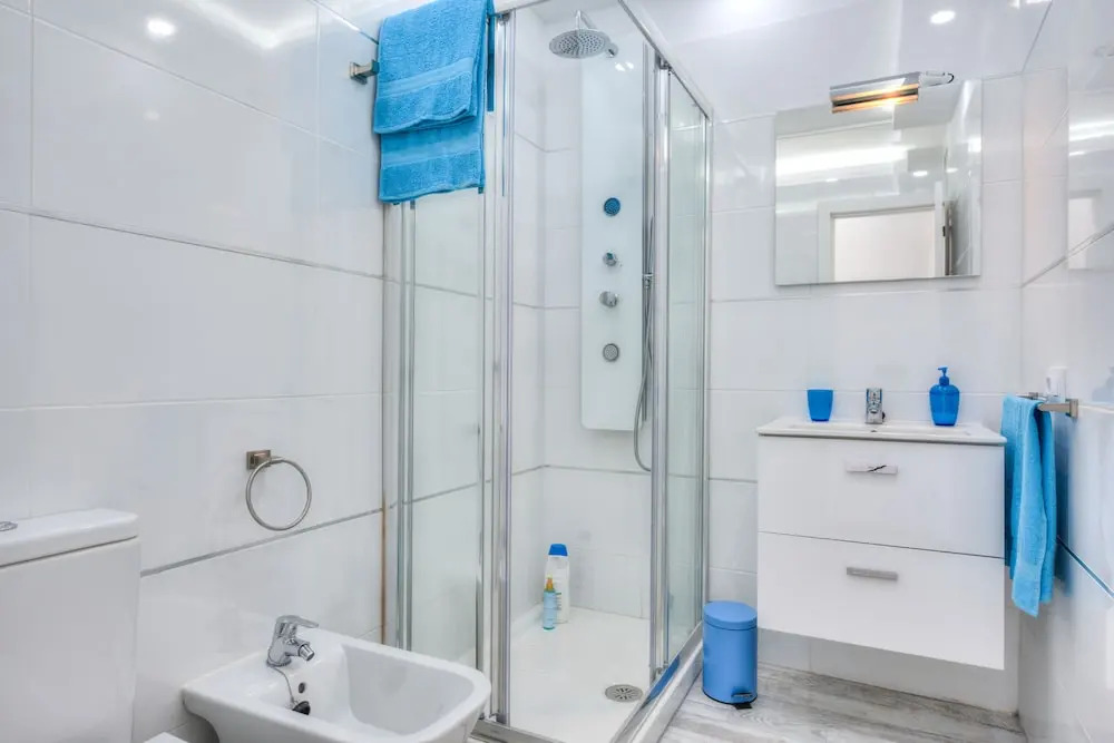 Tidy Apartment, Small Terrace and Air Conditioning