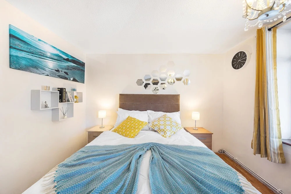 Canton Street - Deluxe Guest Room 2