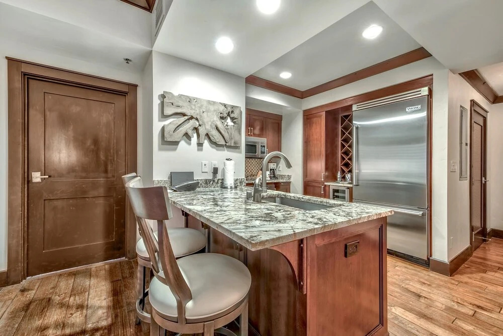 2 Bedoom  With Amazing Balcony Views 2 Bedroom Condo by RedAwning
