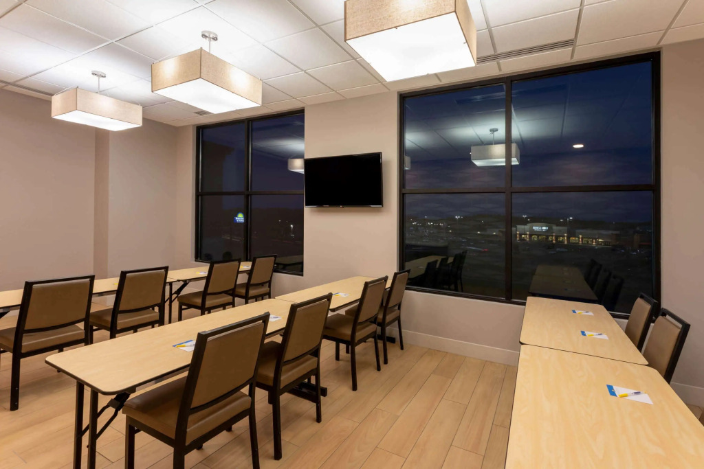 Days Inn & Suites by Wyndham Duluth by the Mall