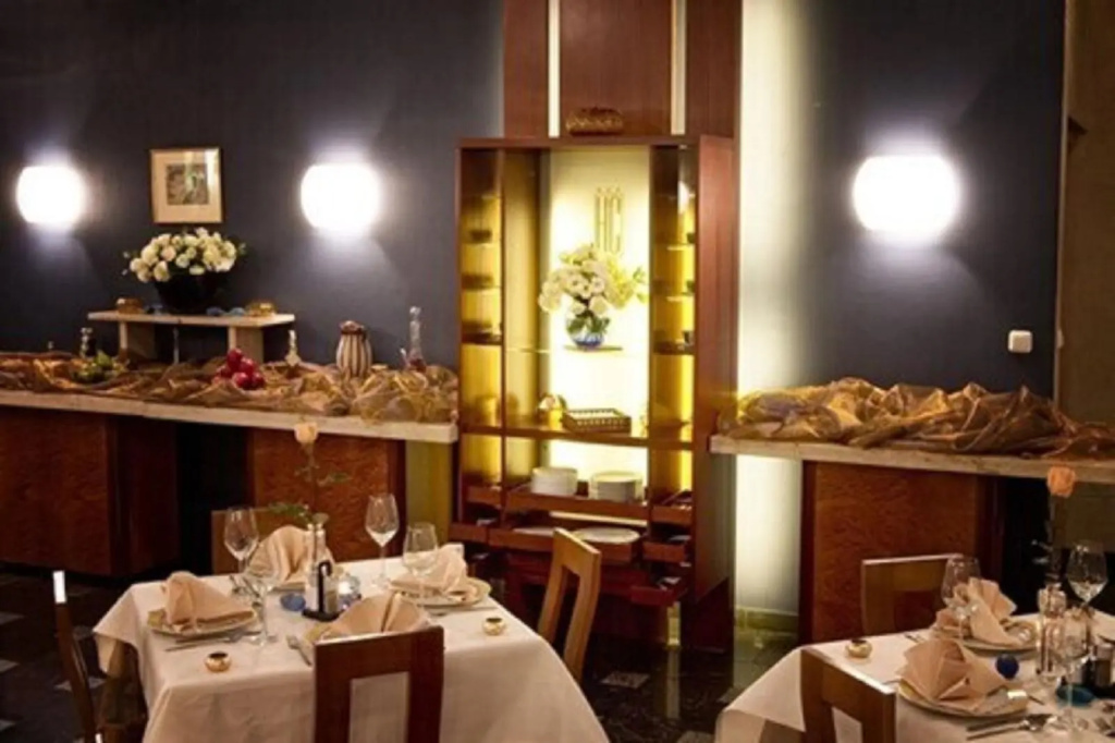 Hotel H12