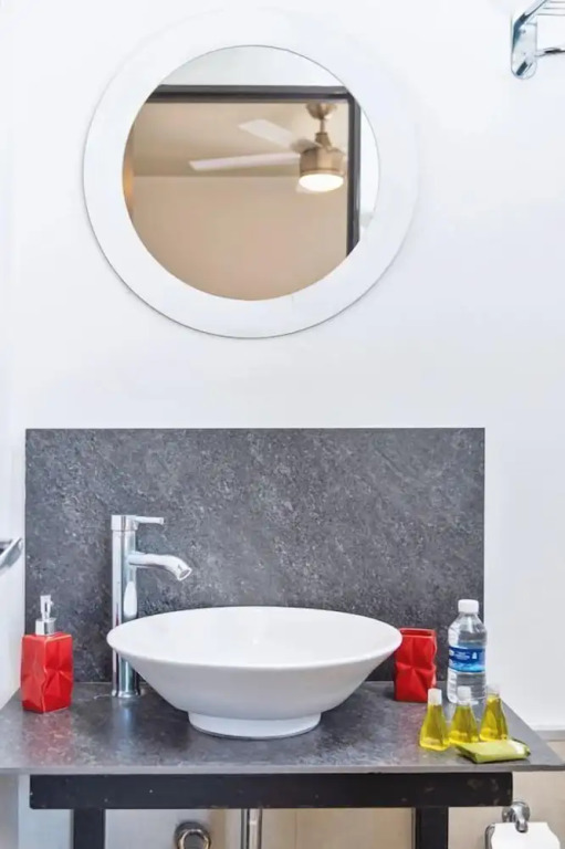 Save, pretty apt. W/playground, in Monterrey’s Center, 3 room, 1KSB, 2 SB, 2BTH. By Mty Living. S2 702